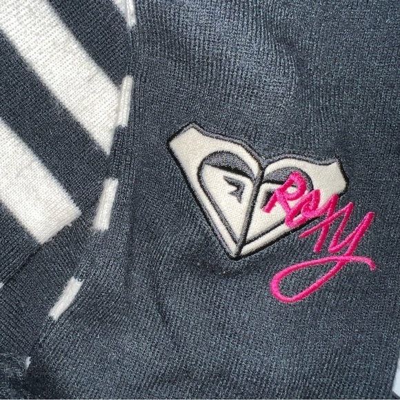 Roxy Black and White Striped Fringed Scarf with Pink Embroidered Logo - Picture 4 of 7